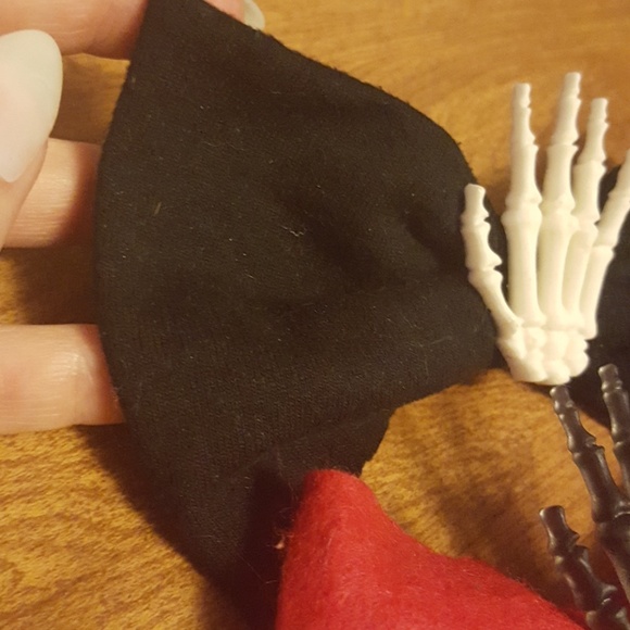 Skelly hand hair clips - Picture 3 of 6